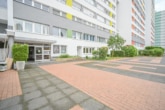 Eingang Wohnhaus - DIETZ: 2-Zimmer-Obergeschosswohnung in Rodgau Nieder-Roden – wenige Minuten vom Bahnhof entfernt!