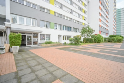 DIETZ: 2-Zimmer-Obergeschosswohnung in Rodgau Nieder-Roden – wenige Minuten vom Bahnhof entfernt! - Eingang Wohnhaus (697683)