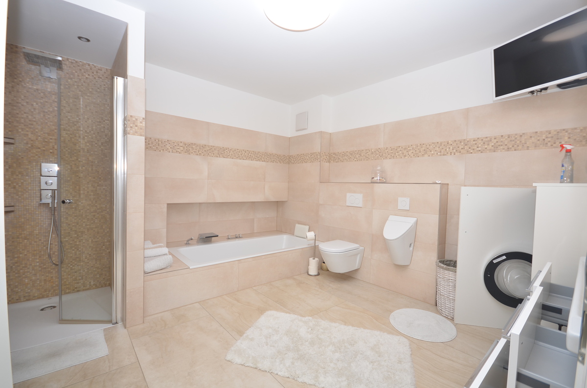 Großes Badezimmer