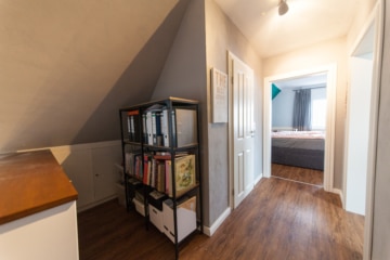 DIETZ: Bezahlbares modernisiertes EFH mit Garage – PV – Klima – Wärmepumpe in Kleestadt! - Flur DG (642985)