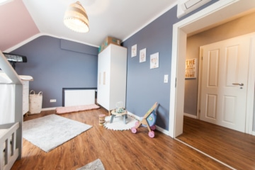 DIETZ: Bezahlbares modernisiertes EFH mit Garage – PV – Klima – Wärmepumpe in Kleestadt! - Schlafzimmer 2 von 2 (642983)