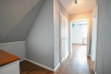 DIETZ: Bezahlbares modernisiertes EFH mit Garage – PV – Klima – Wärmepumpe in Kleestadt! - Flur 1.OG (659643)