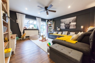 DIETZ: Bezahlbares modernisiertes EFH mit Garage – PV – Klima – Wärmepumpe in Kleestadt! - Wohnzimmer mit Terrassenzugang (642964)