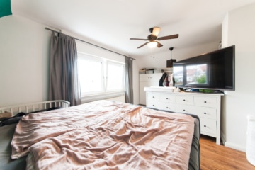 DIETZ: Bezahlbares modernisiertes EFH mit Garage – PV – Klima – Wärmepumpe in Kleestadt! - Schlafzimmer 1 von 2 (642979)