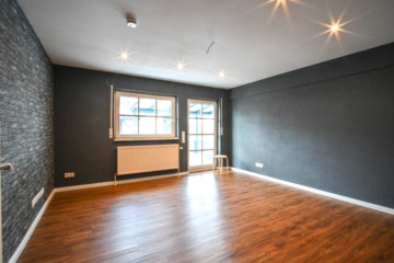 DIETZ: Bezahlbares modernisiertes EFH mit Garage – PV – Klima – Wärmepumpe in Kleestadt! - Wohnzimmer mit Terrassenzugang (659624)