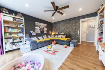 DIETZ: Bezahlbares modernisiertes EFH mit Garage – PV – Klima – Wärmepumpe in Kleestadt! - Wohnzimmer (642965)