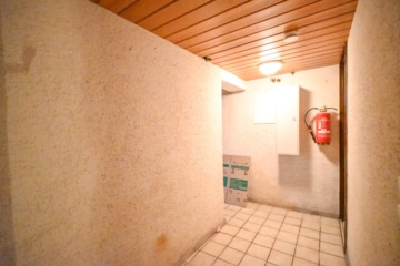 DIETZ: Bezahlbares modernisiertes EFH mit Garage – PV – Klima – Wärmepumpe in Kleestadt! - Flur KG (659657)