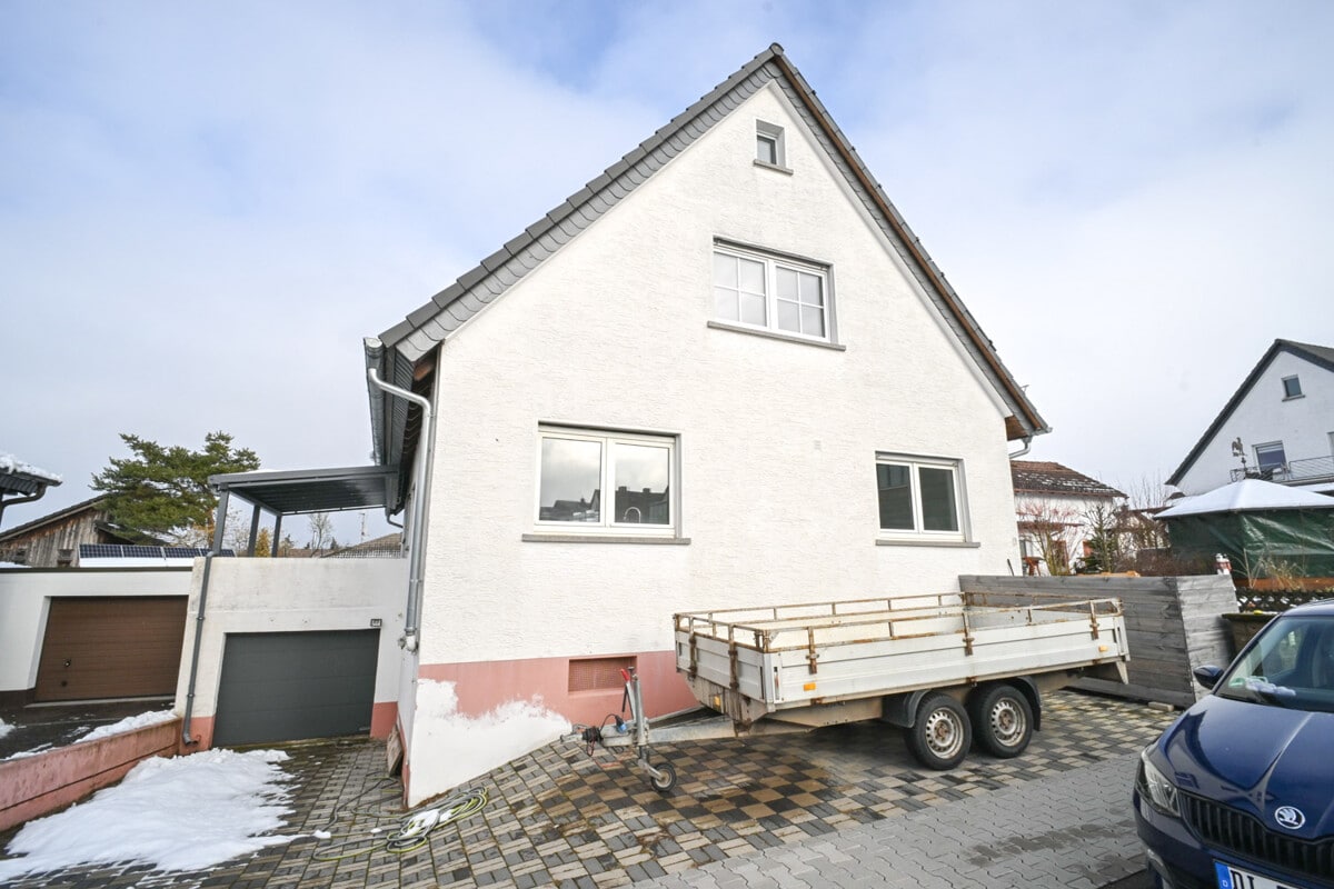 Außenansicht mit Garage