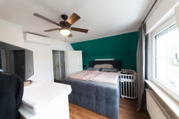 DIETZ: Bezahlbares modernisiertes EFH mit Garage – PV – Klima – Wärmepumpe in Kleestadt! - Schlafzimmer 1 von 2 (642980)