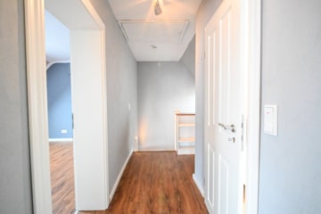 DIETZ: Bezahlbares modernisiertes EFH mit Garage – PV – Klima – Wärmepumpe in Kleestadt! - Flur 1.OG (659645)