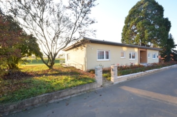 DIETZ: Bungalowimmobilie mit viel Wiesenfläche in einer herrlichen Feldrandlage von Otzberg! - Riesen-Bungalow (660692)