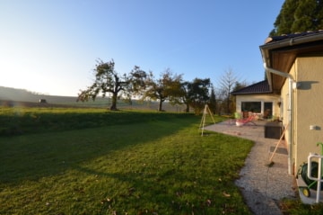 DIETZ: Bungalowimmobilie mit viel Wiesenfläche in einer herrlichen Feldrandlage von Otzberg! - Herrliche Lage (660694)