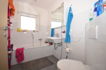 DIETZ: Bungalowimmobilie mit viel Wiesenfläche in einer herrlichen Feldrandlage von Otzberg! - Tageslichtbad 1 von 2 (660707)