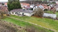 Luftbild - DIETZ: Bungalowimmobilie mit viel Wiesenfläche in einer herrlichen Feldrandlage von Otzberg!