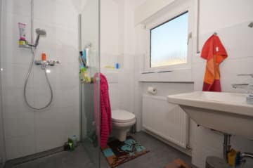 DIETZ: Bungalowimmobilie mit viel Wiesenfläche in einer herrlichen Feldrandlage von Otzberg! - Tageslichtbad 2 von 2 (660708)