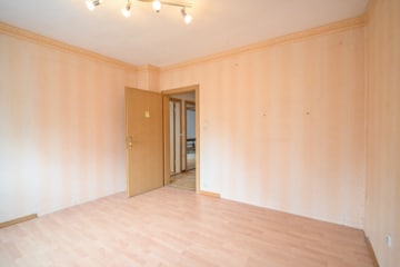 Gut geschnittenes 2-Familienhaus mit Garage, Carport, Garten und Keller! - Schlafzimmer 2 EG (638321)