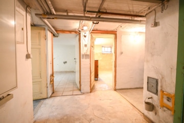 Gut geschnittenes 2-Familienhaus mit Garage, Carport, Garten und Keller! - Flur KG (638360)