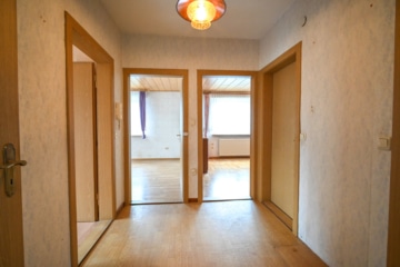 Gut geschnittenes 2-Familienhaus mit Garage, Carport, Garten und Keller! - Flur EG (638324)