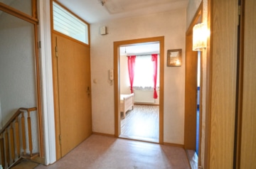 Gut geschnittenes 2-Familienhaus mit Garage, Carport, Garten und Keller! - Flur OG (638338)