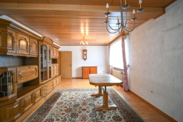 Gut geschnittenes 2-Familienhaus mit Garage, Carport, Garten und Keller! - Wohnbereich EG (638313)