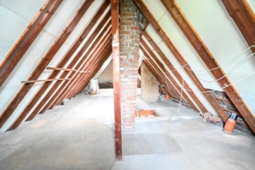 Gut geschnittenes 2-Familienhaus mit Garage, Carport, Garten und Keller! - Dachboden (638345)