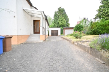 Gut geschnittenes 2-Familienhaus mit Garage, Carport, Garten und Keller! - Hofeinfahrt (638367)
