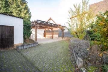 Gut geschnittenes 2-Familienhaus mit Garage, Carport, Garten und Keller! - Carport (647915)