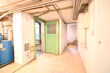 Gut geschnittenes 2-Familienhaus mit Garage, Carport, Garten und Keller! - Flur KG (638361)