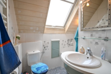 Gut geschnittenes 2-Familienhaus mit Garage, Carport, Garten und Keller! - Tageslichtbadezimmer OG (638336)