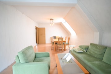 Gut geschnittenes 2-Familienhaus mit Garage, Carport, Garten und Keller! - Wohn- und Essbereich OG (638327)