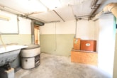 Gut geschnittenes 2-Familienhaus mit Garage, Carport, Garten und Keller! - Waschküche KG