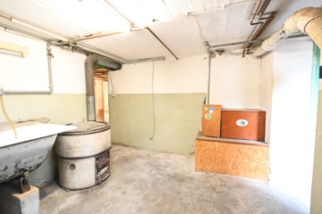 Gut geschnittenes 2-Familienhaus mit Garage, Carport, Garten und Keller! - Waschküche KG (638355)