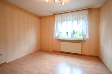 Gut geschnittenes 2-Familienhaus mit Garage, Carport, Garten und Keller! - Schlafzimmer 2 EG (638320)