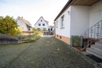 Gut geschnittenes 2-Familienhaus mit Garage, Carport, Garten und Keller! - Außenbereich (647917)