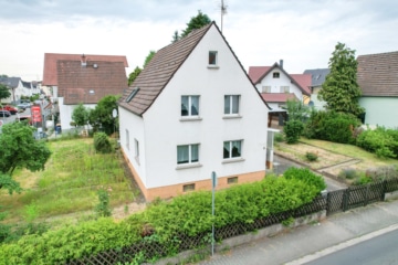 Gut geschnittenes 2-Familienhaus mit Garage, Carport, Garten und Keller! - Außenansicht (638376)