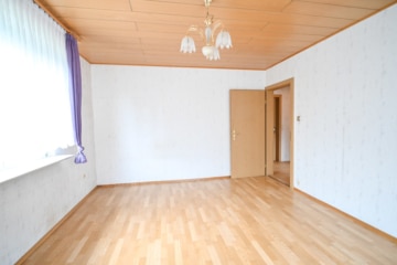 Gut geschnittenes 2-Familienhaus mit Garage, Carport, Garten und Keller! - Schlafzimmer 1 EG (638319)