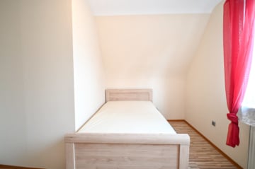 Gut geschnittenes 2-Familienhaus mit Garage, Carport, Garten und Keller! - Schlafzimmer 1 OG (638328)