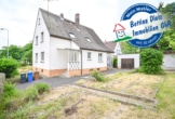 Gut geschnittenes 2-Familienhaus mit Garage, Carport, Garten und Keller! - Außenansicht