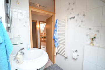 Gut geschnittenes 2-Familienhaus mit Garage, Carport, Garten und Keller! - Tageslichtbadezimmer OG (638337)