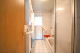 Gut geschnittenes 2-Familienhaus mit Garage, Carport, Garten und Keller! - Badezimmer EG