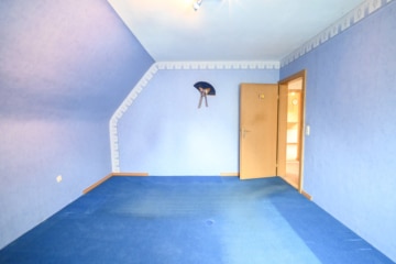 Gut geschnittenes 2-Familienhaus mit Garage, Carport, Garten und Keller! - Schlafzimmer 2 OG (638331)