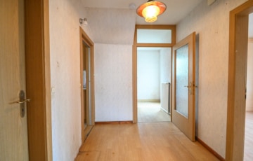 Gut geschnittenes 2-Familienhaus mit Garage, Carport, Garten und Keller! - Flur EG (638325)