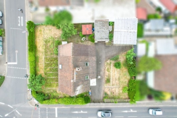 Gut geschnittenes 2-Familienhaus mit Garage, Carport, Garten und Keller! - Draufsicht (638311)
