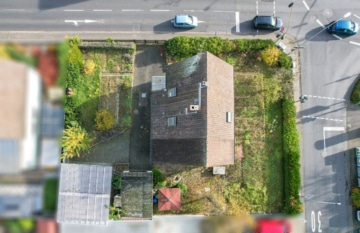 Gut geschnittenes 2-Familienhaus mit Garage, Carport, Garten und Keller! - Draufsicht (647855)