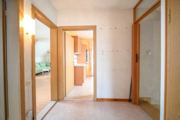 Gut geschnittenes 2-Familienhaus mit Garage, Carport, Garten und Keller! - Flur OG (638340)