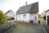 Außenansicht - Gut geschnittenes 2-Familienhaus mit Garage, Carport, Garten und Keller!