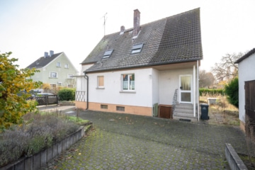 Gut geschnittenes 2-Familienhaus mit Garage, Carport, Garten und Keller! - Außenansicht (647910)