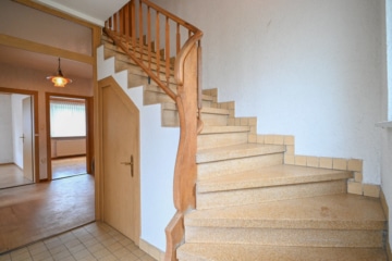 Gut geschnittenes 2-Familienhaus mit Garage, Carport, Garten und Keller! - Diele EG (638343)