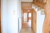 Gut geschnittenes 2-Familienhaus mit Garage, Carport, Garten und Keller! - Diele EG