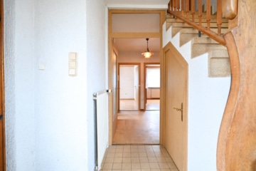 Gut geschnittenes 2-Familienhaus mit Garage, Carport, Garten und Keller! - Diele EG (638342)